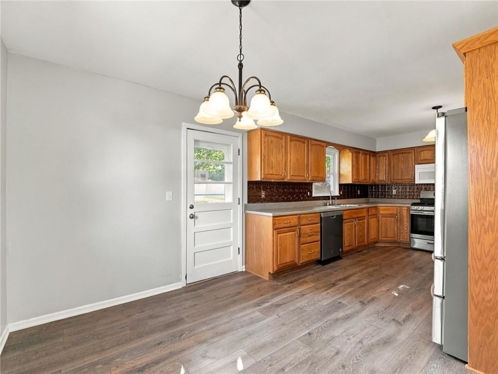 Photo 10 of 41 - 11419 W 47TH Street