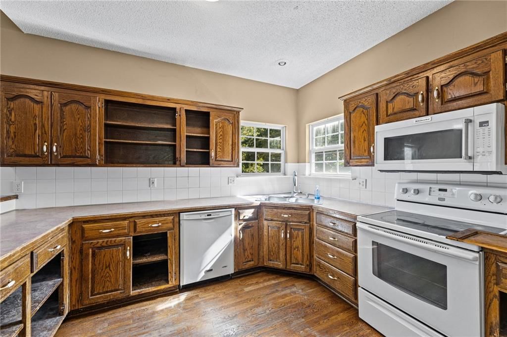 Kitchen backsplash at 18417 ELM Street, Gardner, KS 66030