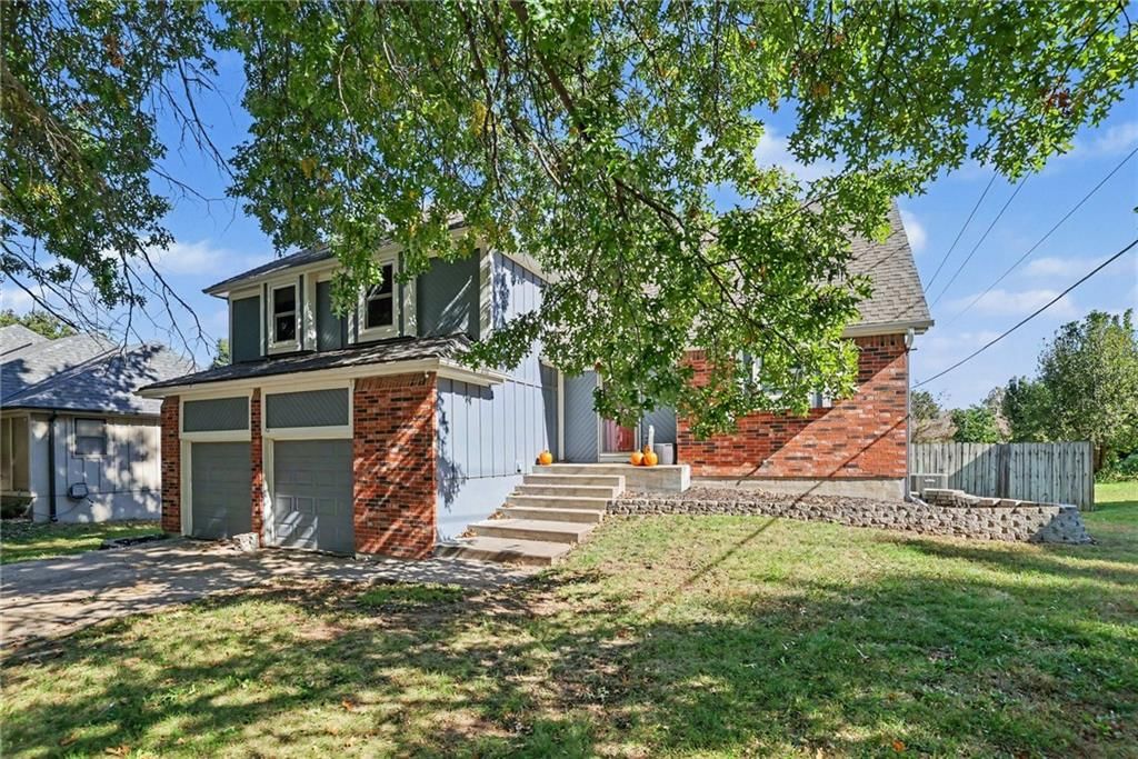 2204 S Apache Street, Olathe, KS: listing photo 2