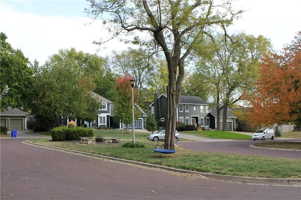 5813 Robinson Lane, Overland Park, KS: listing photo 3