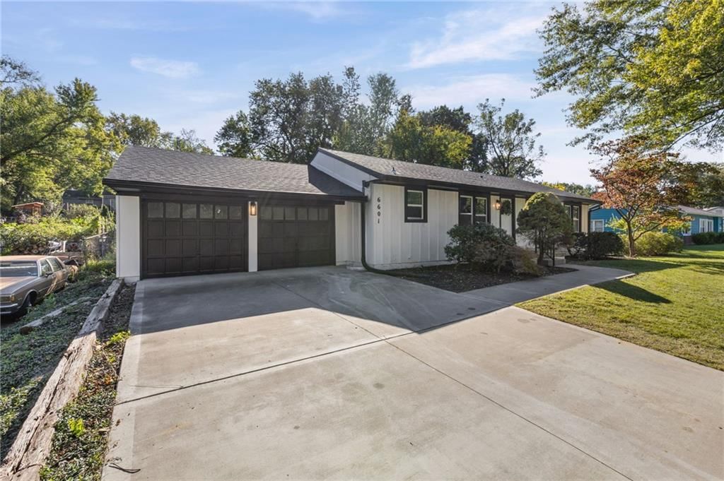 Attached garage and concrete driveway at 6601 W 79th Street, Overland Park, KS 66204