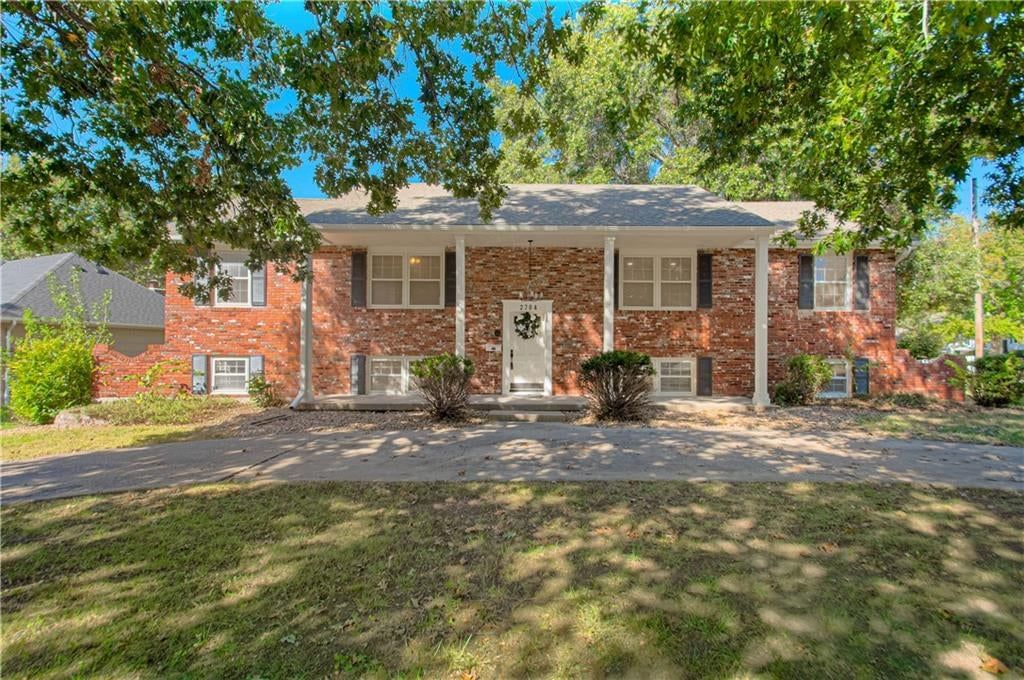2704 NE 67th Terrace, Kansas City, MO: listing photo 2