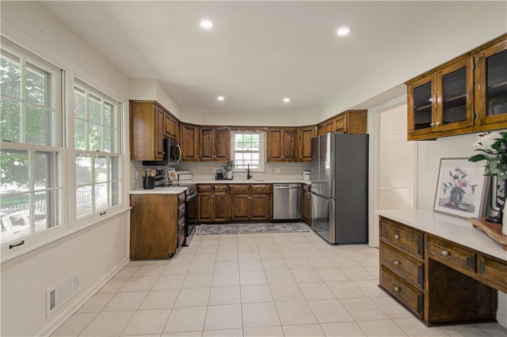 Photo 12 of 32 - 2704 NE 67th Terrace