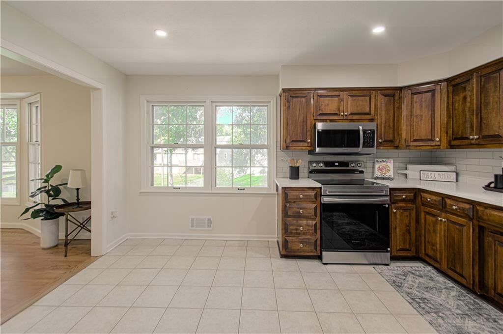 Photo 13 of 32 - 2704 NE 67th Terrace