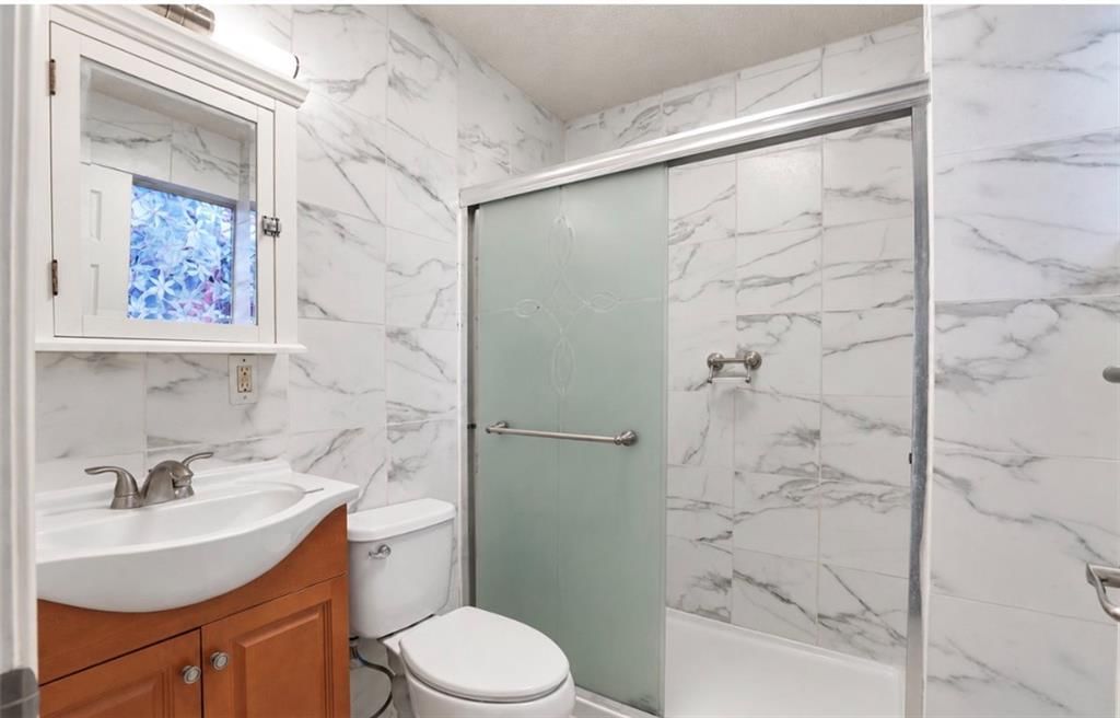 Photo 15 of 30 - 2531 S 52ND Street