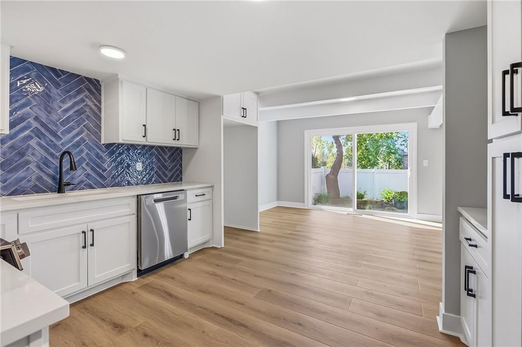 Photo 6 of 31 - 6562 W 51st Street