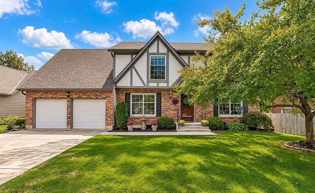 Photo 2 of 36 - 11609 W 116th Street, Overland Park, KS 66210