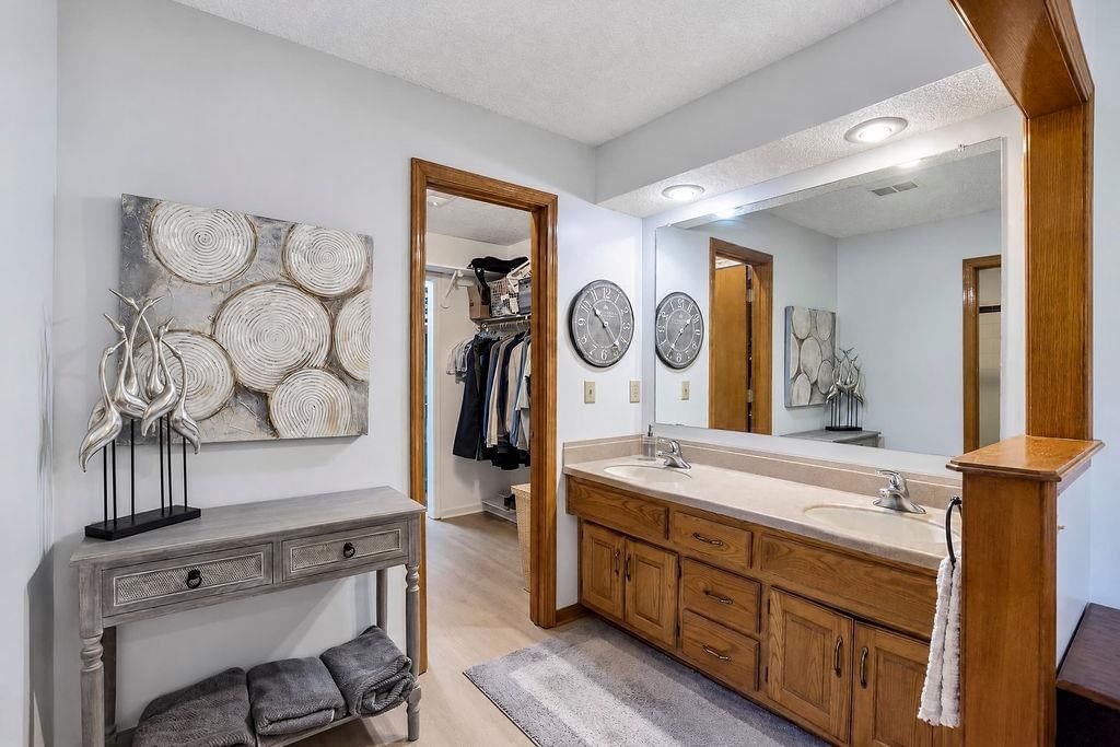 Photo 25 of 36 - 11609 W 116th Street, Overland Park, KS 66210