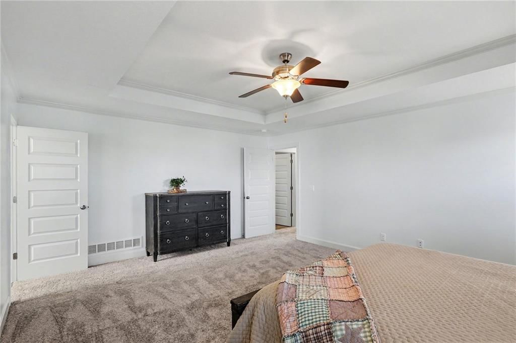 Tray ceiling at 16046 W 172nd Terrace, Olathe, KS 66062