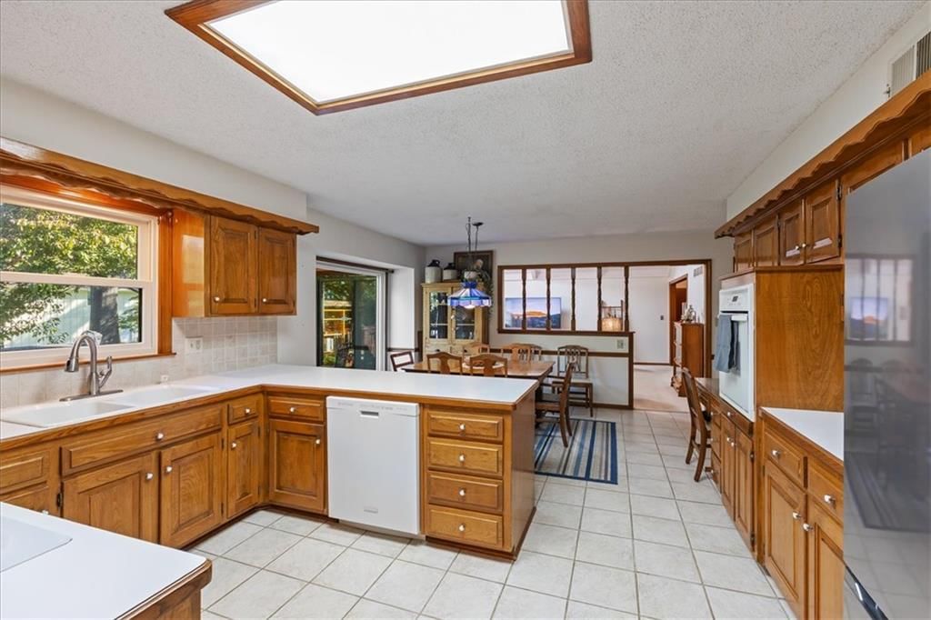 Photo 13 of 42 - 204 NW Cypress Street, Lee's Summit, MO 64064