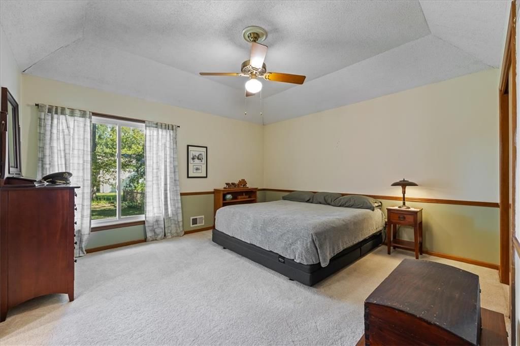 Photo 16 of 42 - 204 NW Cypress Street, Lee's Summit, MO 64064
