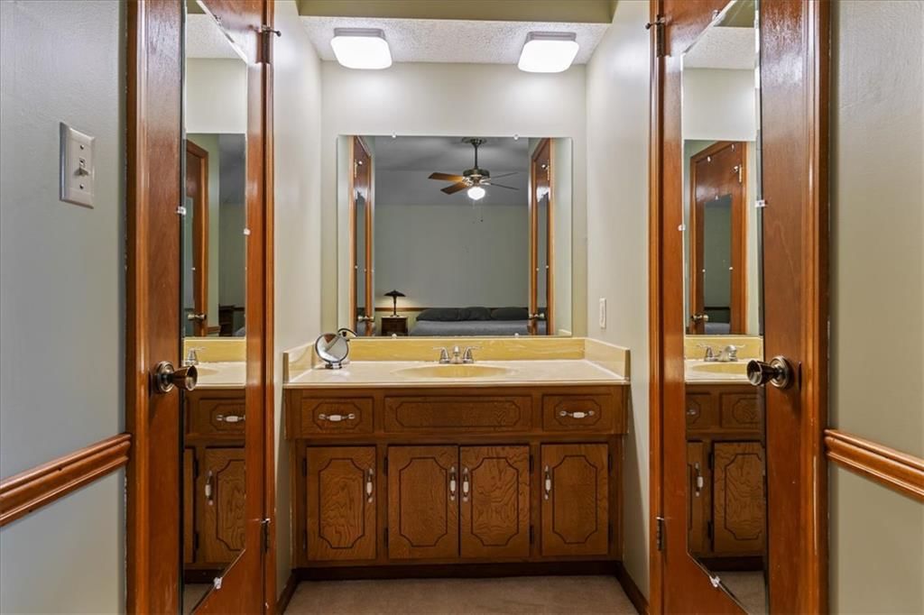 Photo 18 of 42 - 204 NW Cypress Street, Lee's Summit, MO 64064