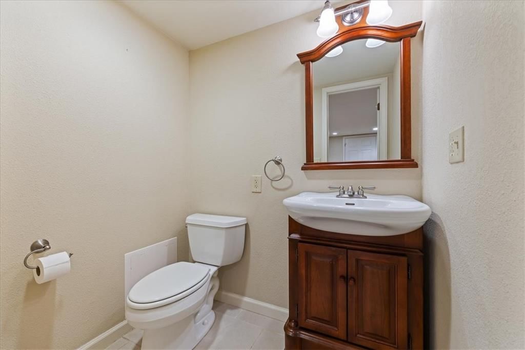 Photo 24 of 42 - 204 NW Cypress Street, Lee's Summit, MO 64064