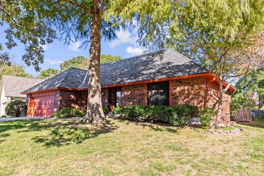 Photo 5 of 42 - 204 NW Cypress Street, Lee's Summit, MO 64064