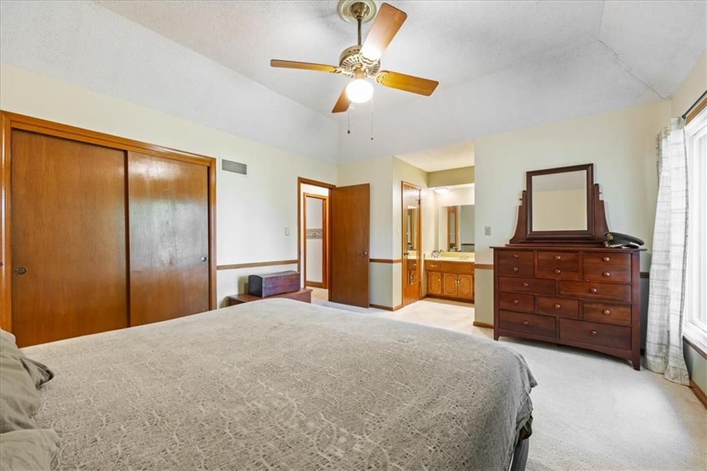 Photo 17 of 42 - 204 NW Cypress Street, Lee's Summit, MO 64064