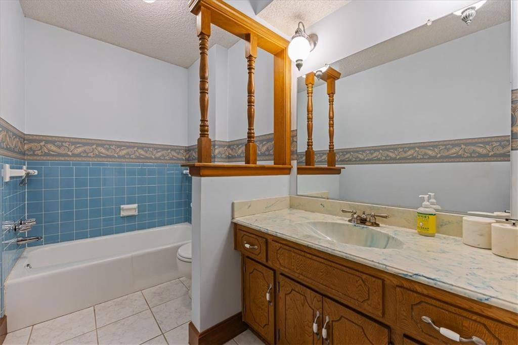 Tub and shower combo at 204 NW Cypress Street, Lee's Summit, MO 64064