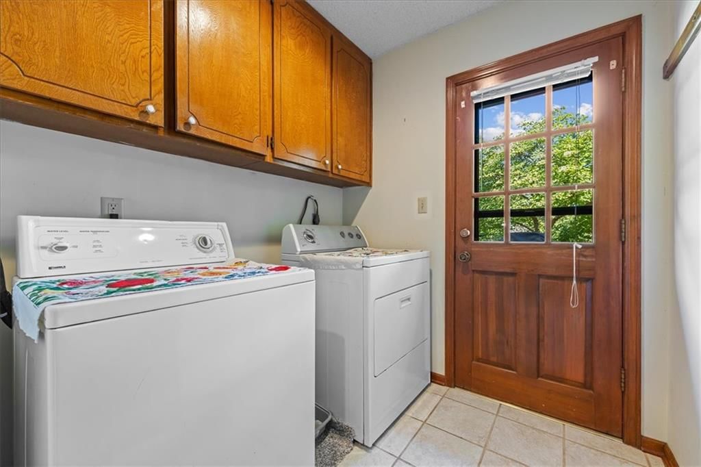 Photo 14 of 42 - 204 NW Cypress Street, Lee's Summit, MO 64064