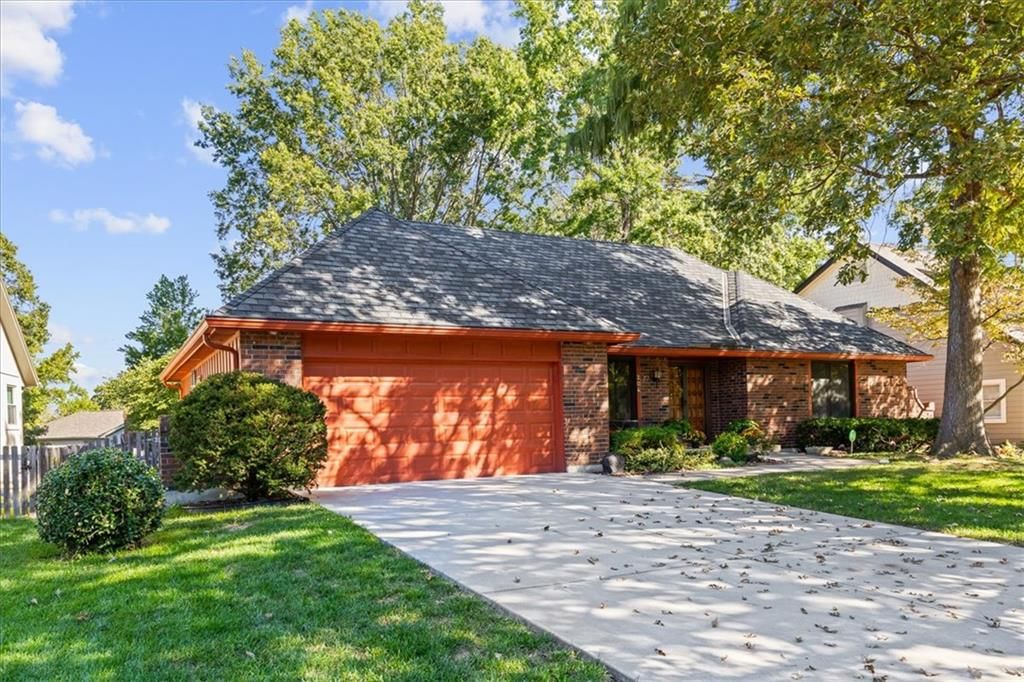 Photo 4 of 42 - 204 NW Cypress Street, Lee's Summit, MO 64064