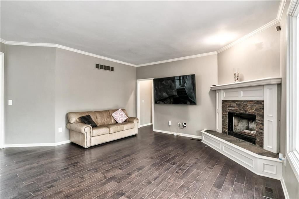 8910 W 132nd Terrace, Overland Park, KS: listing photo 3