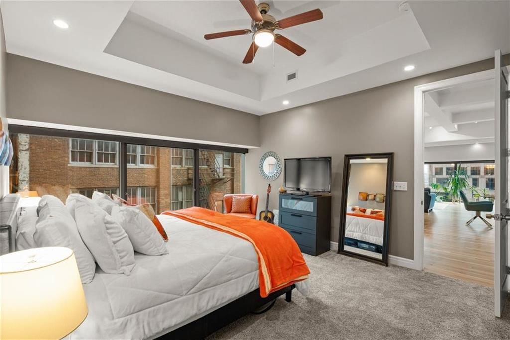 Tray ceiling and carpet at 1101 Walnut Street #609, Kansas City, MO 64106