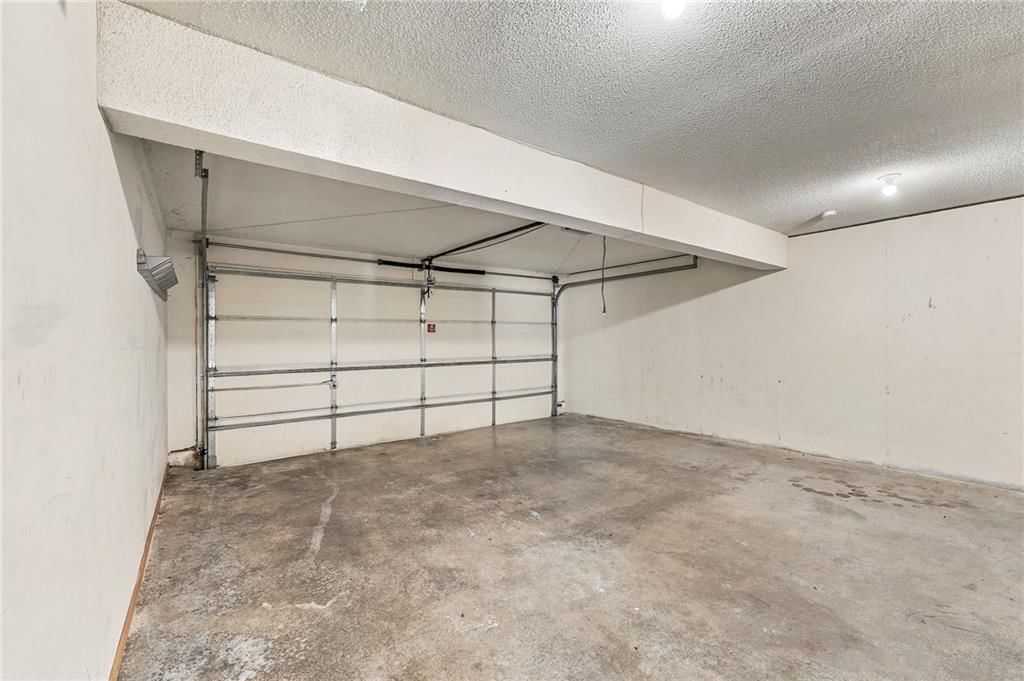 Photo 34 of 44 - 200 SW Chartwell Drive, Lee's Summit, MO 64082