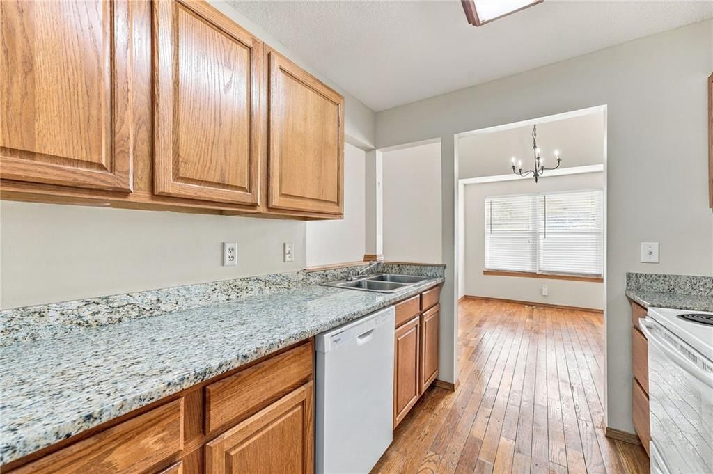 Granite counters at 200 SW Chartwell Drive, Lee's Summit, MO 64082