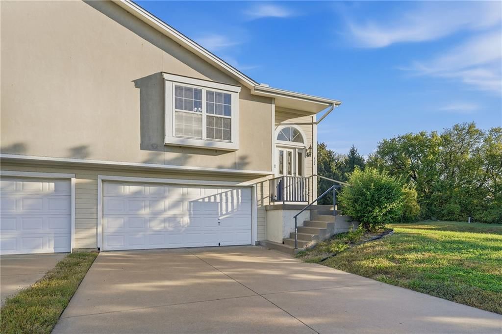 Photo 4 of 44 - 200 SW Chartwell Drive, Lee's Summit, MO 64082