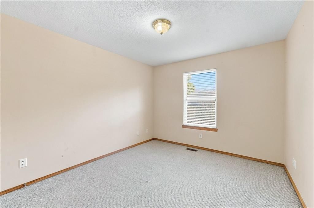 Photo 26 of 44 - 200 SW Chartwell Drive, Lee's Summit, MO 64082
