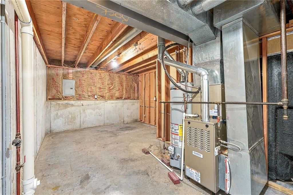 Photo 35 of 44 - 200 SW Chartwell Drive, Lee's Summit, MO 64082