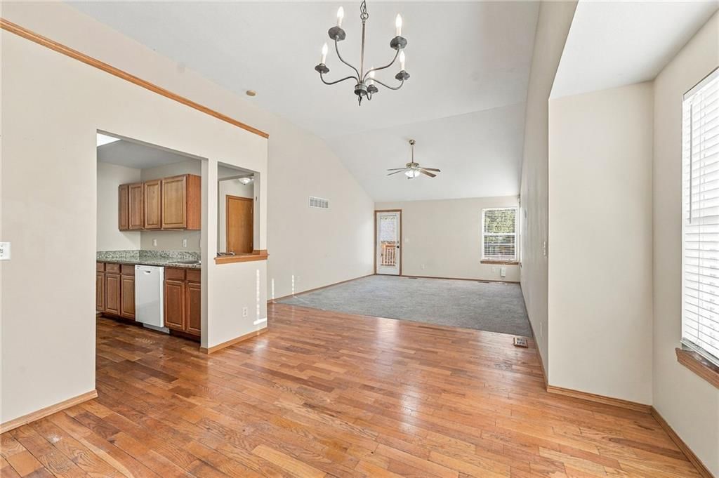 Photo 8 of 44 - 200 SW Chartwell Drive, Lee's Summit, MO 64082
