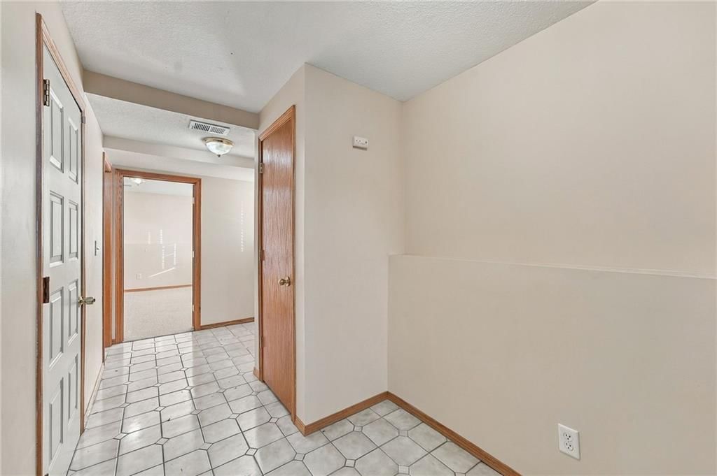 Photo 30 of 44 - 200 SW Chartwell Drive, Lee's Summit, MO 64082