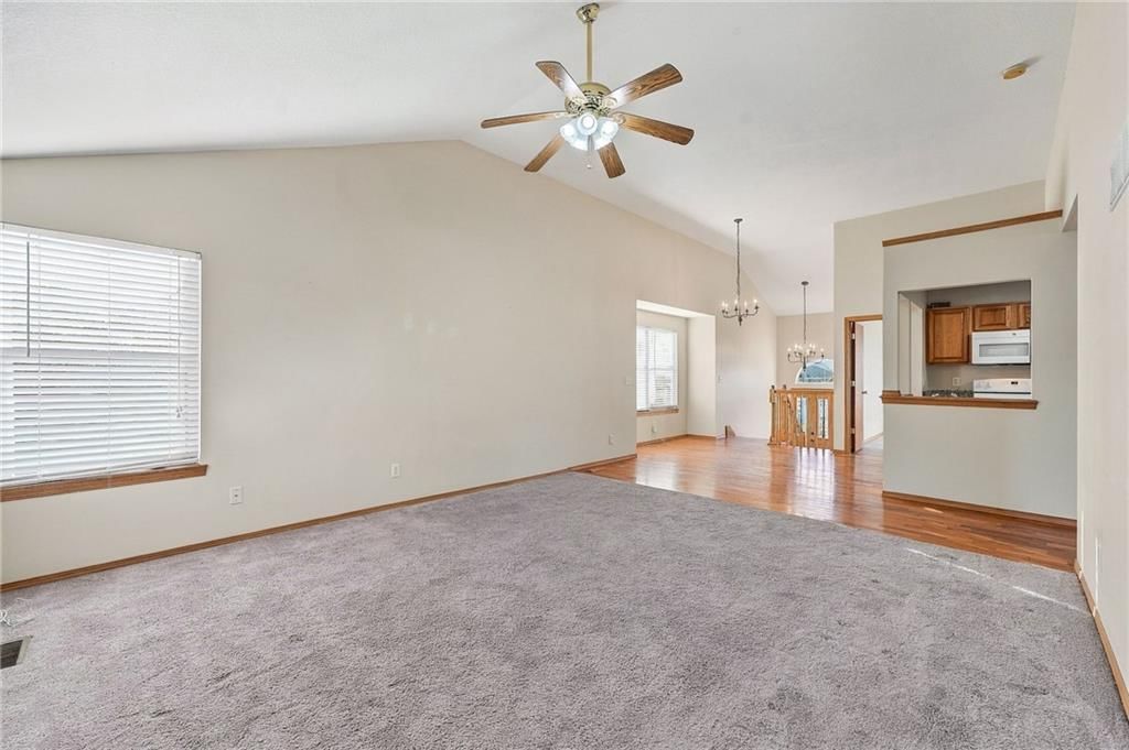 Photo 13 of 44 - 200 SW Chartwell Drive, Lee's Summit, MO 64082