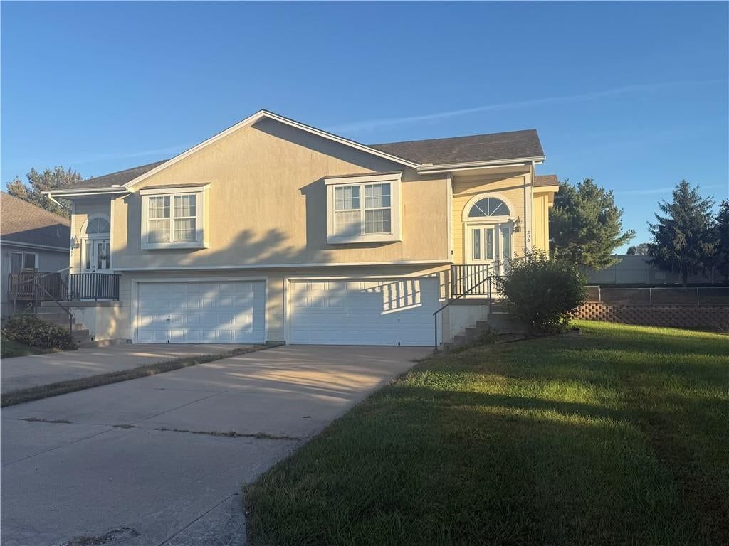 200 SW Chartwell Drive, Lee's Summit, MO