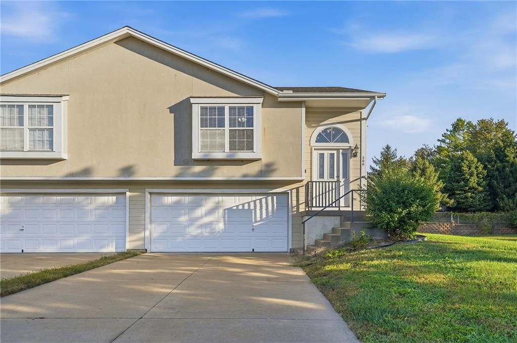 200 SW Chartwell Drive, Lee's Summit, MO: listing photo 3