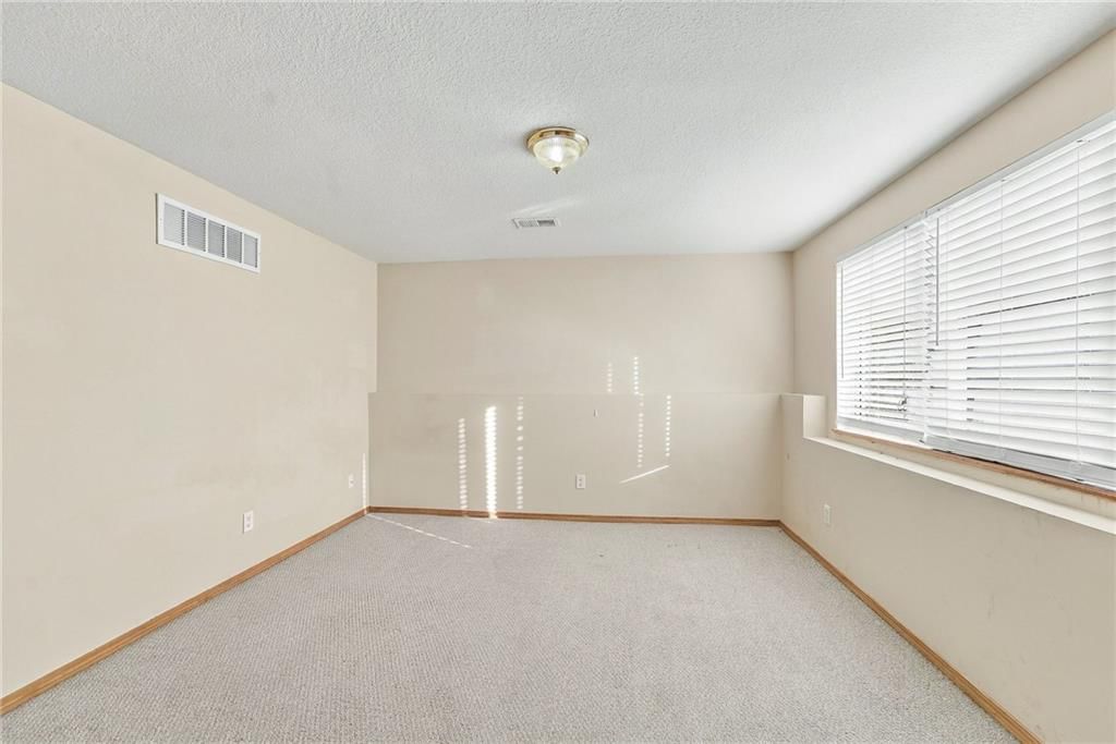 Photo 31 of 44 - 200 SW Chartwell Drive, Lee's Summit, MO 64082