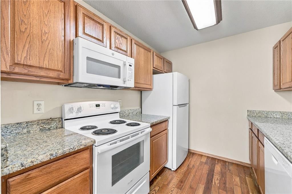 Photo 16 of 44 - 200 SW Chartwell Drive, Lee's Summit, MO 64082