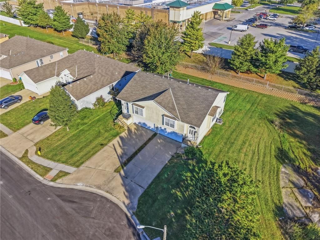 200 SW Chartwell Drive, Lee's Summit, MO: listing photo 2