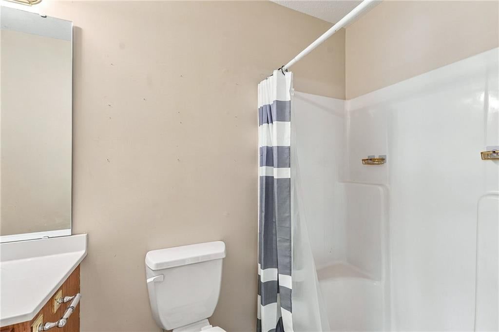 Tub and shower combo at 200 SW Chartwell Drive, Lee's Summit, MO 64082