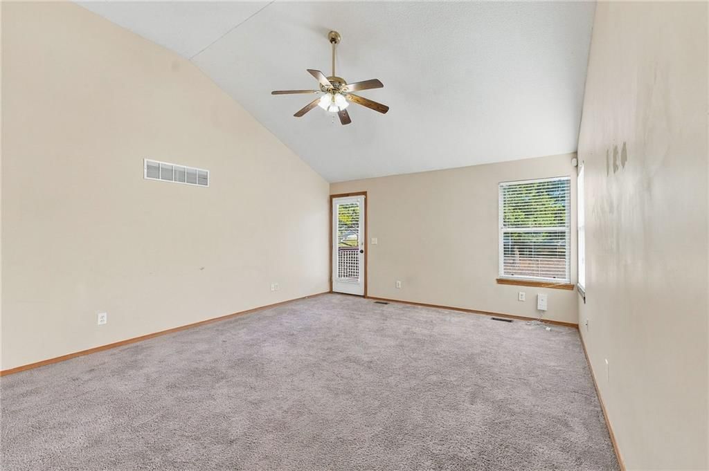 Photo 11 of 44 - 200 SW Chartwell Drive, Lee's Summit, MO 64082