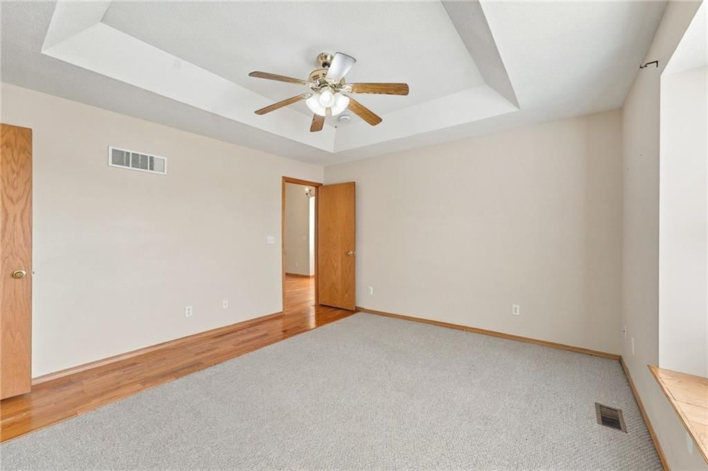 Photo 21 of 44 - 200 SW Chartwell Drive, Lee's Summit, MO 64082