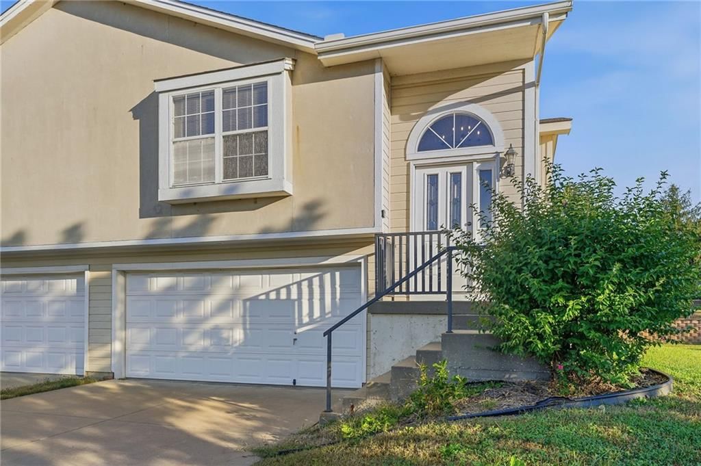 Photo 5 of 44 - 200 SW Chartwell Drive, Lee's Summit, MO 64082
