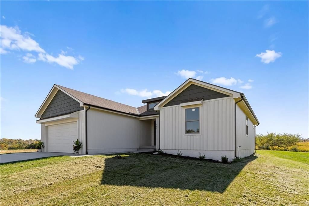 701 SE 21st Street, Oak Grove, MO: listing photo 2