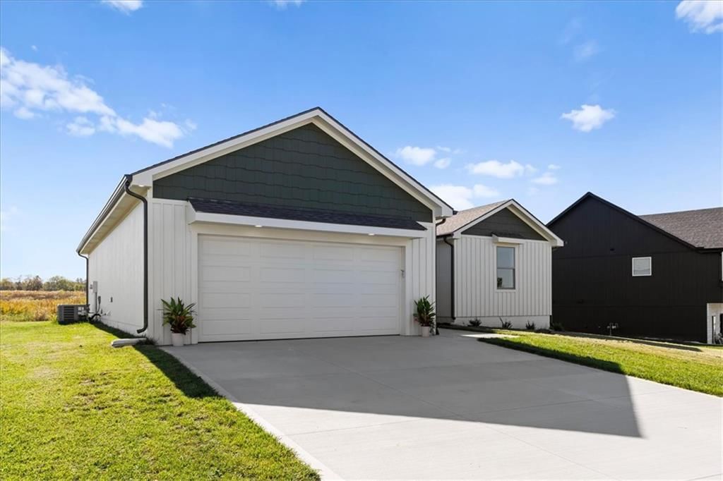 701 SE 21st Street, Oak Grove, MO: listing photo 2