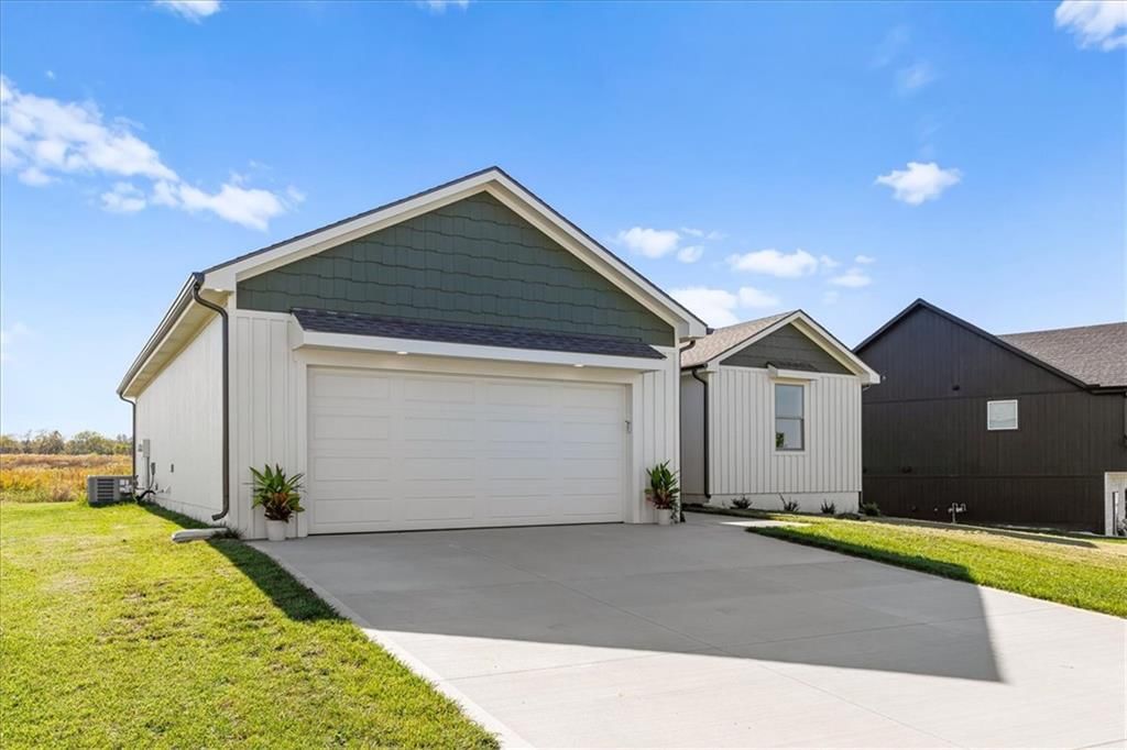 701 SE 21st Street, Oak Grove, MO: listing photo 3