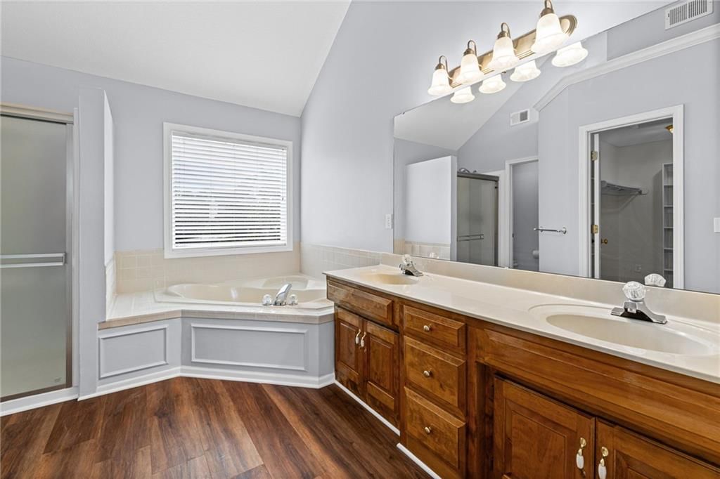 Double vanity at 8009 W 144th Place, Overland Park, KS 66223
