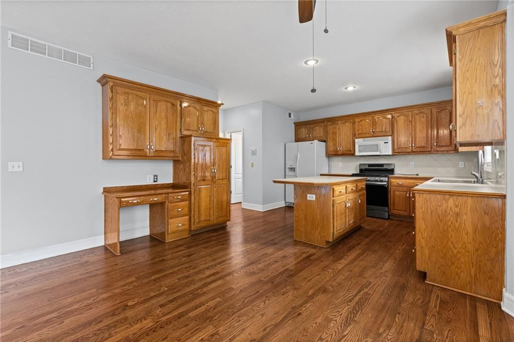 Photo 8 of 26 - 8009 W 144th Place, Overland Park, KS 66223