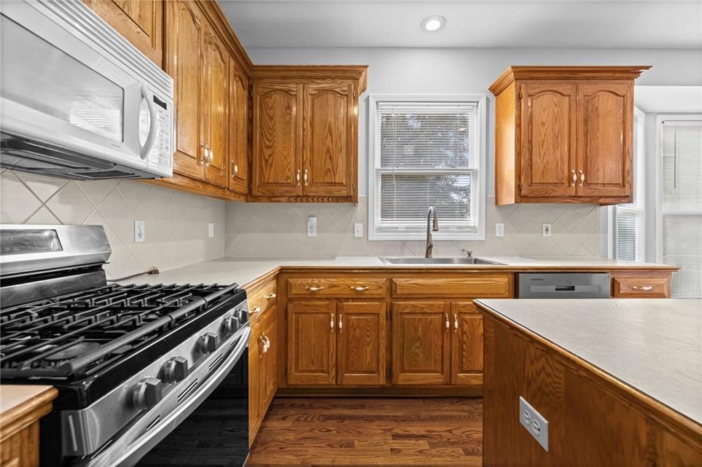 Photo 7 of 26 - 8009 W 144th Place, Overland Park, KS 66223