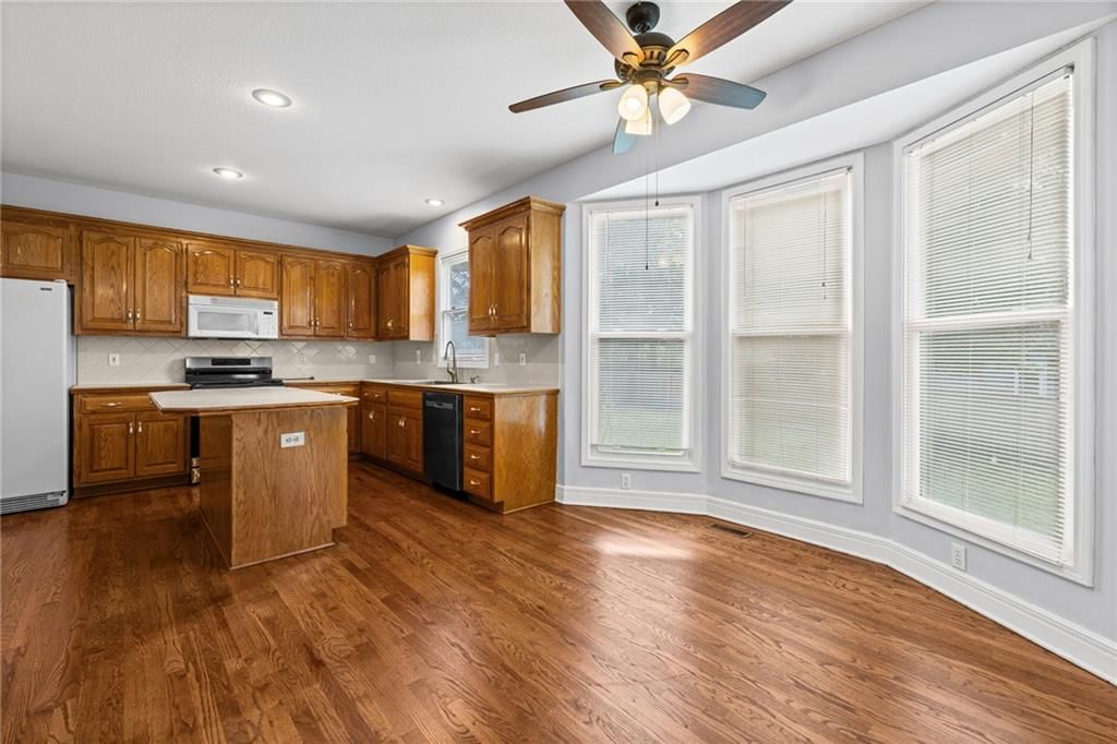 Breakfast nook at 8009 W 144th Place, Overland Park, KS 66223