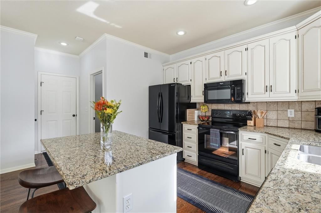 Photo 14 of 43 - 6946 Oakview Street