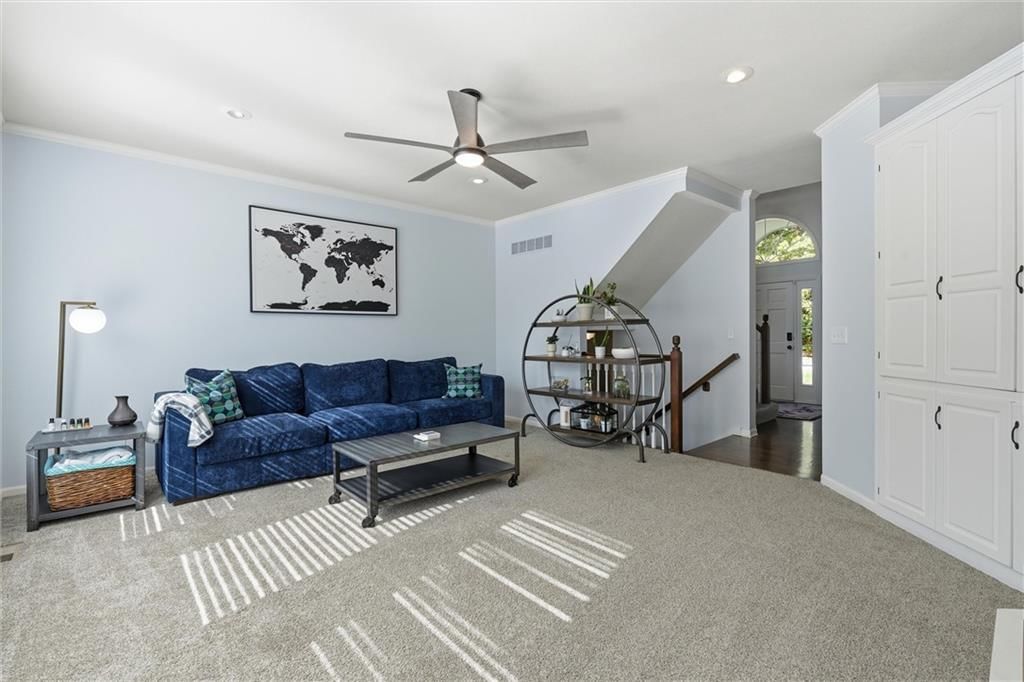 Photo 10 of 43 - 6946 Oakview Street